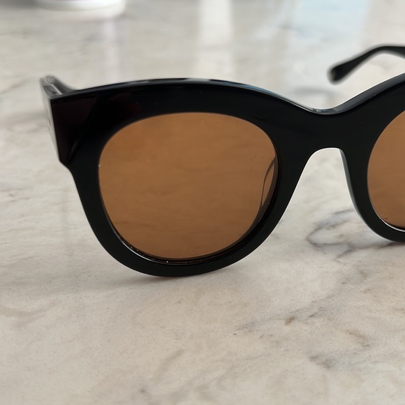 APERÇU SUNGLASS - worn sparingly - Picture 3 of 4